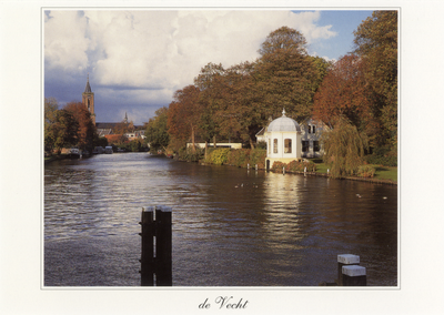602092 Gezicht over de Vecht op de St.-Ludgeruskerk te Loenen, uit het zuiden, met rechts de theekoepel behorende bij ...